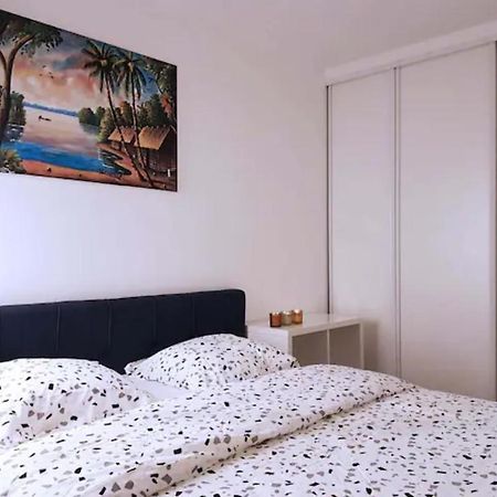 Pretty And Neat Bedroom In My Cosy Appartment. Puteaux Exterior photo
